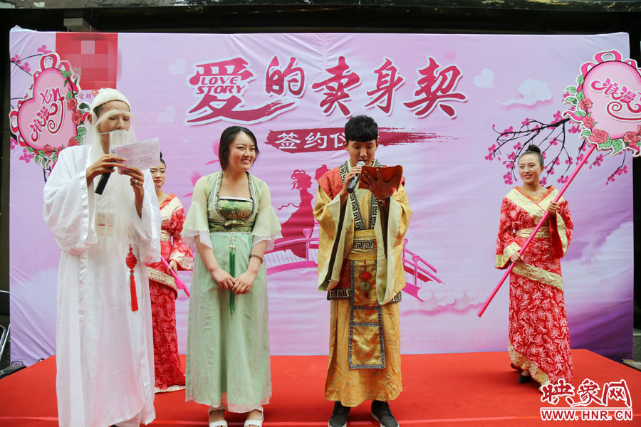 男子現(xiàn)場(chǎng)宣讀“賣身契”的內(nèi)容，讓大家作證。