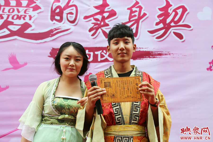 現(xiàn)場(chǎng)的8名男子異口同聲地表示，如違反此契約，可以接受處以極刑。