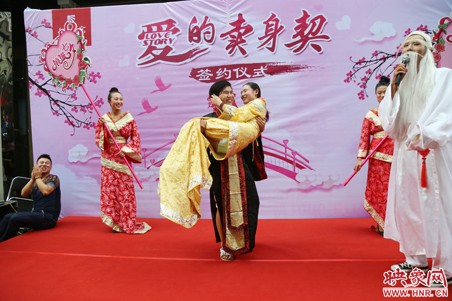 一名男子將女友抱起。