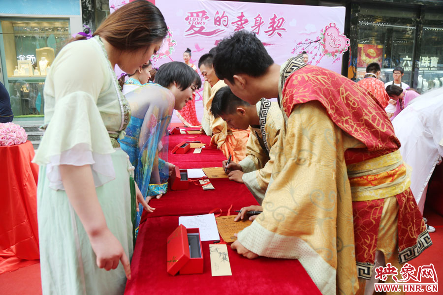 在“月老”的見證下，8名男子簽下代表真摯愛情的“賣身契”。