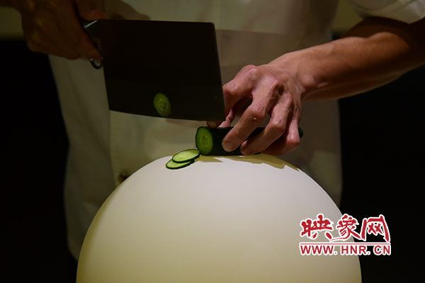 在面團(tuán)氣球上切菜。