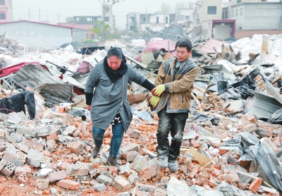 腳下是曾經的公司，王琳夫婦內心十分悲痛