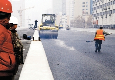 昨日農(nóng)業(yè)路高架第八標段已經(jīng)開始鋪設瀝青。