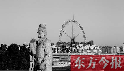 16日，從中原福塔基座平臺(tái)看向世紀(jì)歡樂(lè)園的景象