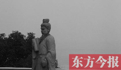 23日，從中原福塔基座平臺(tái)看向世紀(jì)歡樂(lè)園的景象