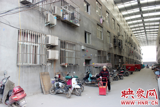 三棟居民樓沒(méi)有任何手續(xù)，沒(méi)有房產(chǎn)證，售價(jià)超級(jí)低。