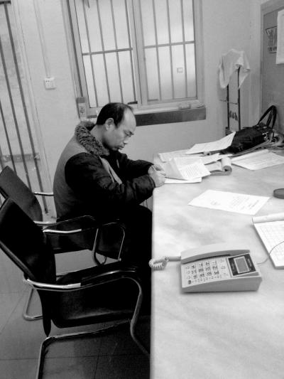 侯見志在看守所中簽署上訴書。律師供圖