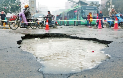 　路面陷了個大坑，下面是自來水公司的主管道。