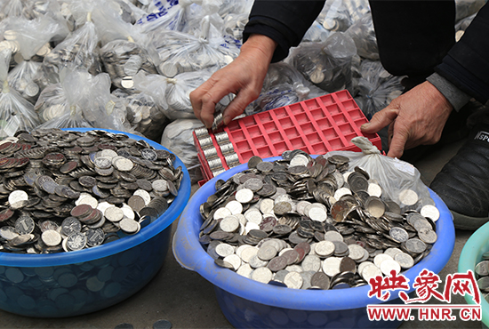 這筆“巨資”大部分已被員工清點好，都是1元硬幣，每500元用一小袋裝起來。