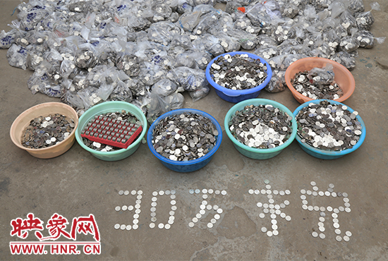 據(jù)負責(zé)清點“巨資”的張大爺介紹，這筆“巨資”積攢了兩個月左右，有30萬左右，重達3000多斤。