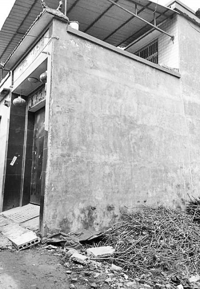 李曉陽(yáng)跳下來(lái)的位置位于家里的二樓平臺(tái)上，距離地面五六米高。