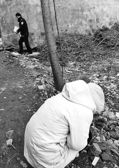 案發(fā)現(xiàn)場(chǎng)附近，死者的姐姐在痛哭。