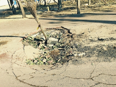 在路面正中間塌陷11平方米，最深處約半米深。