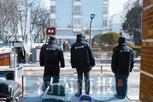 小區(qū)門口有兩撥保安把門，分屬不同的物業(yè)公司