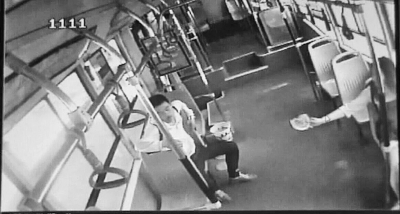 小情侶公交車上旁若無人吃西瓜，弄臟車廂環(huán)境引不滿。