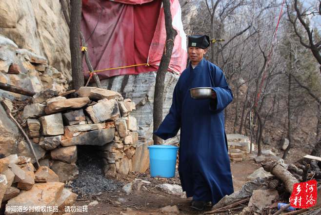 崔道長(zhǎng)原籍東北，兩年前還只是一個(gè)普通的農(nóng)民工，領(lǐng)著交往了半年的女朋友，住進(jìn)了工棚。工棚里人員復(fù)雜，一次偶然的機(jī)會(huì)，他發(fā)現(xiàn)女朋友似乎和工頭有染，求證的過(guò)程中，挨了揍。