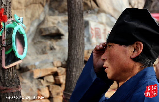 在一個(gè)下著雨的傍晚，他的行李被兩個(gè)五大三粗的壯漢，扔出了工棚。他于是一路南下，沿路打聽著少林寺，來(lái)到登封，打算學(xué)得一兩手功夫，回去報(bào)仇。在少林寺附近徘徊數(shù)日，因無(wú)人引薦，花光了身上所有的錢，也沒能進(jìn)入少林寺。