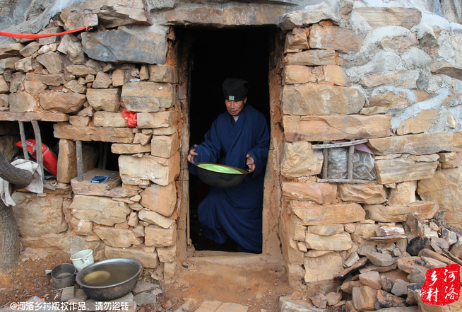 老崔走投無(wú)路中，跟著一個(gè)在嵩山后山修行的道士上了山，找了個(gè)半山腰前人堆砌出來(lái)的石屋安身。