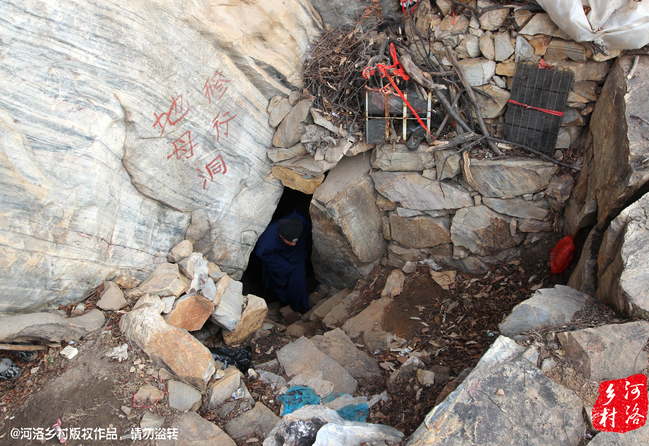 老崔說(shuō)，以前就經(jīng)常半夜做夢(mèng)，夢(mèng)到女媧娘娘在召喚自己。上山以后，居住附近，竟然真的有一個(gè)地母洞，也不知是誰(shuí)供奉了女媧娘娘的神像，后來(lái)這兒似乎成了老崔的獨(dú)家道場(chǎng)。