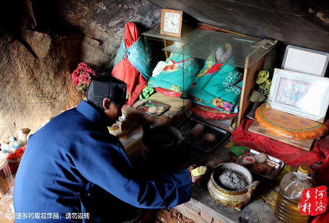 山上很少見到陌生人，所有的出家人也都有自己的生活。誦經(jīng)焚香，成了老崔的日常。