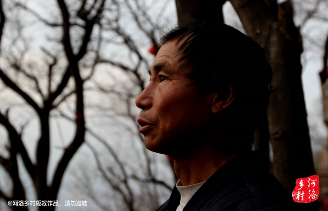 不過(guò)老崔對(duì)鄰居卻有著十分的不屑，平日里他們的生活，主要是自己種植的蔬菜和野菜，偶爾有山下香客的供奉。而鄰居卻經(jīng)常揀一些驢友丟棄的物品，飲料瓶，塑料紙，或者其它的物品。