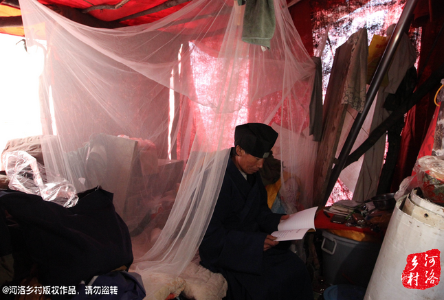 鄰居因?yàn)榱獯?，弄壞了他幾根肋骨，他要求鄰居一萬(wàn)塊錢賠償，經(jīng)有關(guān)部門協(xié)調(diào)，最終以八千塊錢了結(jié)。老崔理直氣壯的說(shuō)：這不是對(duì)我的賠償，這是褻瀆女媧娘娘的懲罰。