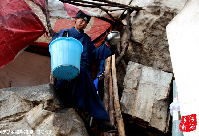 老崔居住的地方?jīng)]有通電，有了手機(jī)之后，就多了一項(xiàng)差事，隔天需要下山找地方給手機(jī)充電。一年多來(lái)，經(jīng)常上山下山，加上誦經(jīng)燒香，老崔的身體硬朗了很多，山路上行走，甚至比途經(jīng)的驢友更加迅速。