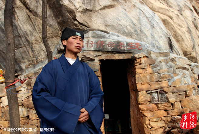 在這個(gè)山洞住多久，他沒有時(shí)間表，他說(shuō)要看自己的內(nèi)心，修行夠了就離開，如果需要繼續(xù)修行，就從這里“安老病死