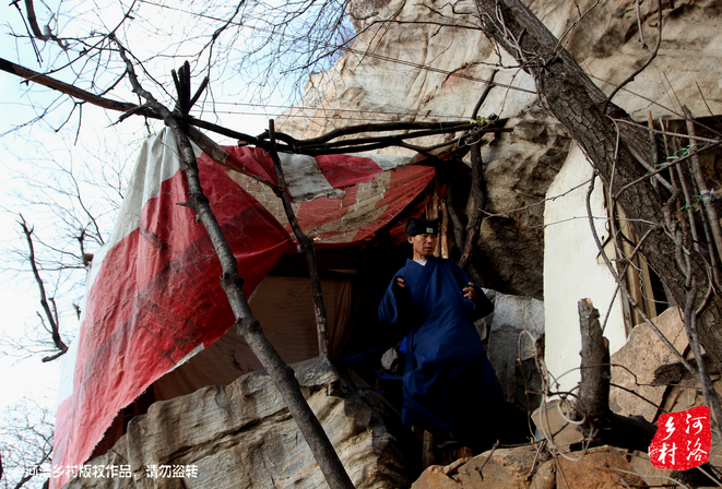 那個(gè)打斷老崔肋骨的道友搬走了，此刻半山腰只剩下老崔一個(gè)人，除了山下的香客，也只有偶爾登山的驢友路過(guò)。老崔一副面帶微笑的慈祥模樣，也贏得香客好感，有山下香客邀請(qǐng)他春節(jié)下山過(guò)年，老崔有些糾結(jié)，對(duì)于香客的邀請(qǐng)，是去還是不去呢？