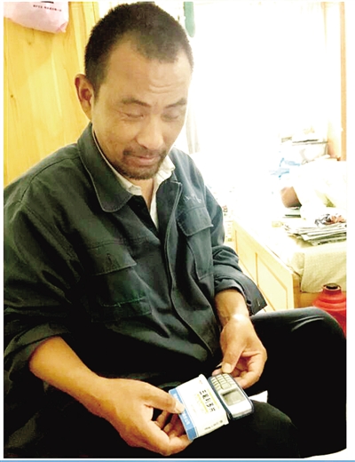 給流浪漢送面的“最帥男人”現(xiàn)身 給流浪漢送面的“最帥男人”現(xiàn)身