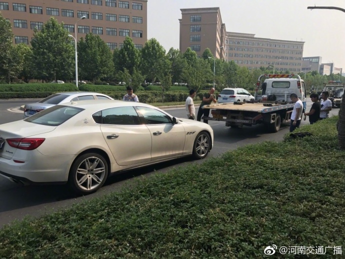鄭州街頭瑪莎拉蒂與電動(dòng)車相撞 電車車主受傷送醫(yī) 鄭州街頭瑪莎拉蒂與電動(dòng)車相撞 電車車主受傷送醫(yī)