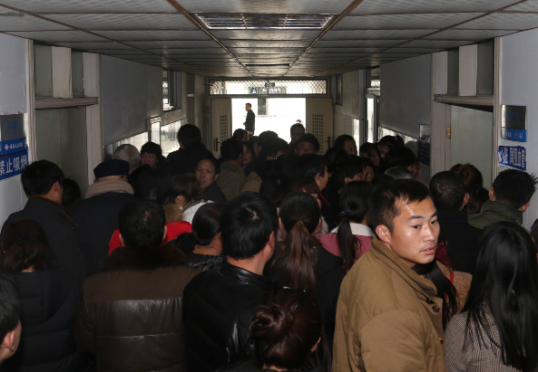 “節(jié)日后遺癥”集中爆發(fā) 醫(yī)院人潮堪比春運