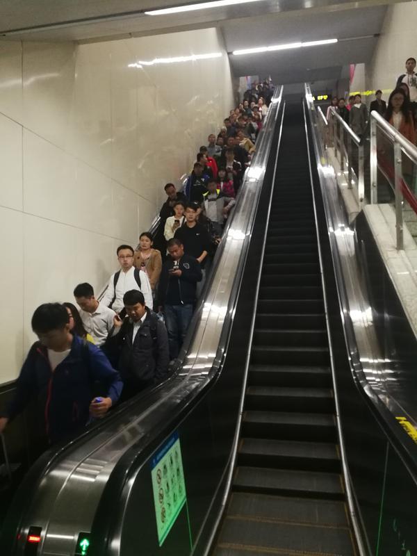 乘扶梯“左行右立”錯了?鄭州地鐵或將取消該提醒 乘扶梯“左行右立”錯了?鄭州地鐵或將取消該提醒