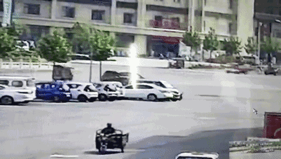 然而，這起看似簡單的交通事故，接下來發(fā)生的事兒，卻讓人感到驚奇。