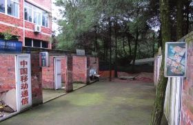 緊挨鐵山坪基地，有一條“迷你”街道，雖然簡陋，但尚未拆去的店鋪名稱顯出了曾經(jīng)的“繁華”。組圖/記者倪志剛