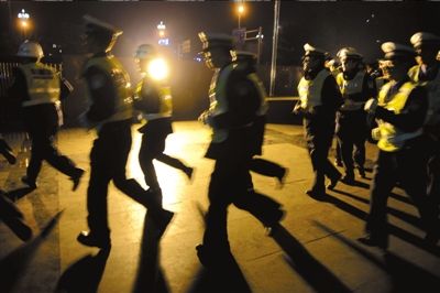 ▲涼山警方連夜出擊打拐。本報(bào)記者歐陽(yáng)曉菲攝