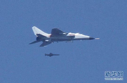 資料圖：中國飛豹戰(zhàn)機(jī)發(fā)射導(dǎo)彈，精確打擊海上目標(biāo)。