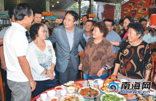 1月1日，省委書記、省人大常委會主任羅保銘在三亞調(diào)研。圖為在三亞春園海鮮大排檔，羅保銘來到用餐的游客中間，了解他們在三亞的旅游感受，并認(rèn)真聽取大家的意見和建議。本報記者 王凱 攝
