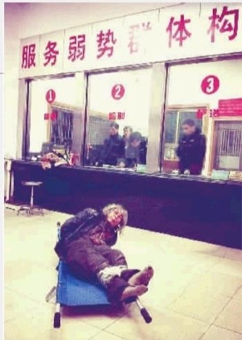 1月7日23點(diǎn)50分，長(zhǎng)沙市救助管理站大廳，一名老年流浪者躺在擔(dān)架上，無助地看著記者。