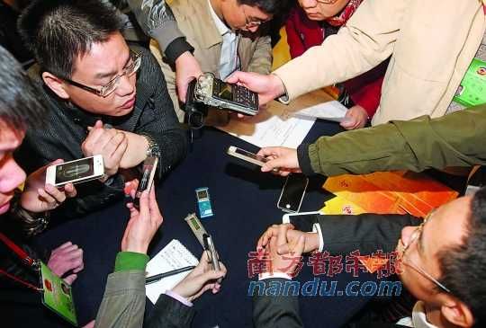 咨詢問政會上，記者的錄音設備遍布臺面。南都記者 馮宙鋒 攝