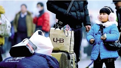 昨天上午，一名隨家長回老家的小女孩在等候進(jìn)站。