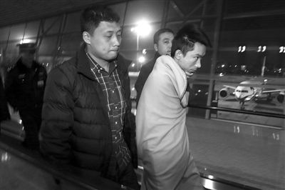 昨日，首都機(jī)場(chǎng)，跨國(guó)綁架勒索團(tuán)伙首犯中國(guó)籍男子奚某被押解回國(guó)。新京報(bào)記者 尹亞飛 攝