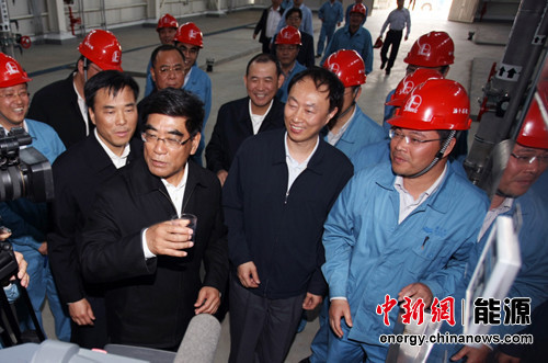 中石化董事長(zhǎng)考察污水處理拿起半杯處理水喝盡