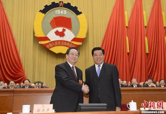 3月11日下午，全國政協(xié)十二屆一次會議在北京人民大會堂舉行第四次全體會議，俞正聲當(dāng)選政協(xié)第十二屆全國委員會主席。圖為政協(xié)第十一屆全國委員會主席賈慶林和俞正聲握手，表示祝賀。中新社發(fā) 廖攀 攝