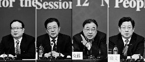 昨天，國(guó)務(wù)院深化醫(yī)藥衛(wèi)生體制改革領(lǐng)導(dǎo)小組辦公室負(fù)責(zé)人王保安、孫志剛、馬曉偉、胡曉義（從左至右）就“醫(yī)藥衛(wèi)生體制改革”有關(guān)問(wèn)題回答記者提問(wèn)。記者王鵬/攝