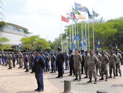 3月23日，南非警員參加德班峰會(huì)安保動(dòng)員會(huì)。為確保峰會(huì)安全，南非政府從全國抽調(diào)3000名警察加強(qiáng)安保。 新華社發(fā)