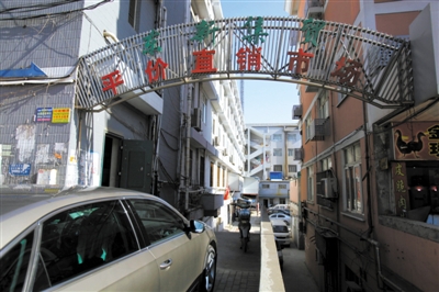 昨日，從事活禽宰殺的許某確認(rèn)為感染H7N9禽流感確診病例，其所工作的南京江寧區(qū)東新農(nóng)貿(mào)市場(chǎng)仍正常營(yíng)業(yè)