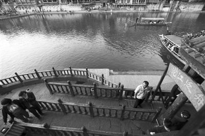 16日，湖南省長(zhǎng)沙市，連日來，鳳凰景區(qū)游客稀少，商戶收入減少。