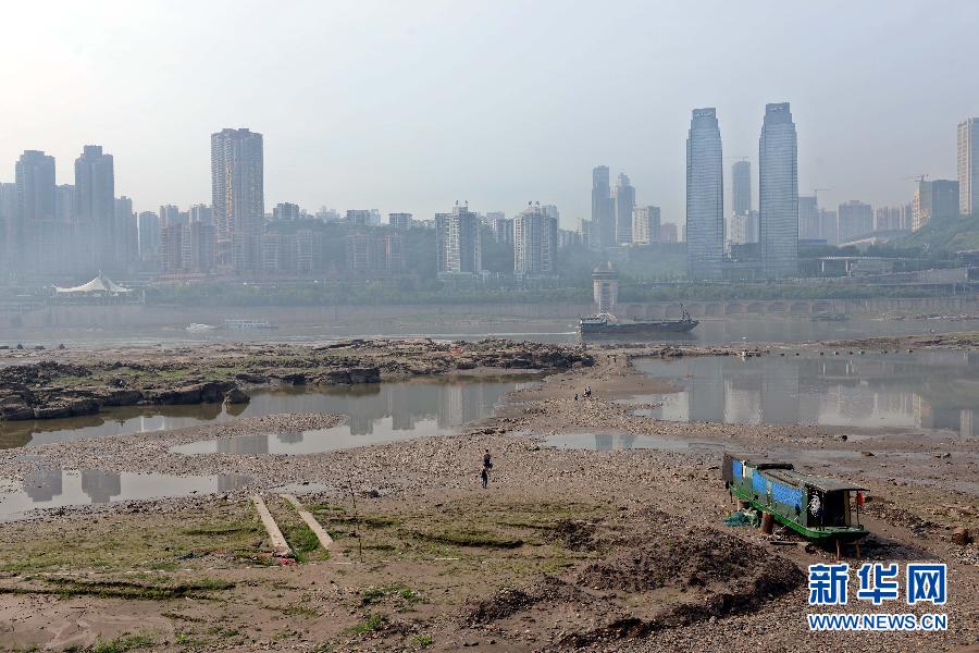 長江重慶段水域大片江灘裸露(5月4日攝)。