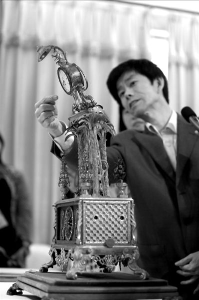 昨天，故宮文物修復(fù)專家向記者介紹“人打鐘”的損壞情況。圖/CFP